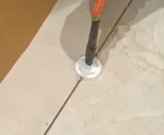 旌德瓷砖空鼓维修公司专业解答瓷砖在铺贴过程中，如果没有涂抹均匀到位的粘结材料（如水泥砂浆或瓷砖胶），可能会导致以下问题